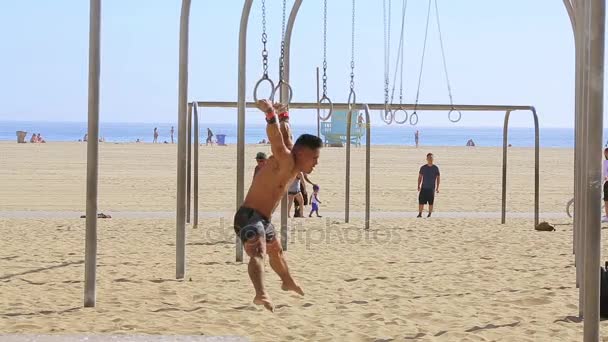 Santa Monica muscle beach kroužky. — Stock video