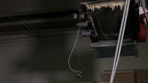 La pâte est distribuée et arrive au convoyeur 