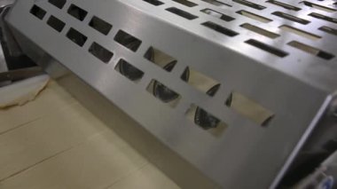 Hamur kek pişirme için hazırlanıyor.