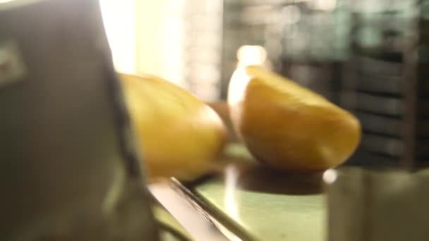 Convoyeur avec pain .