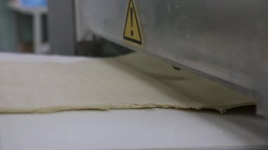 Hamur kek pişirme için hazırlanıyor.
