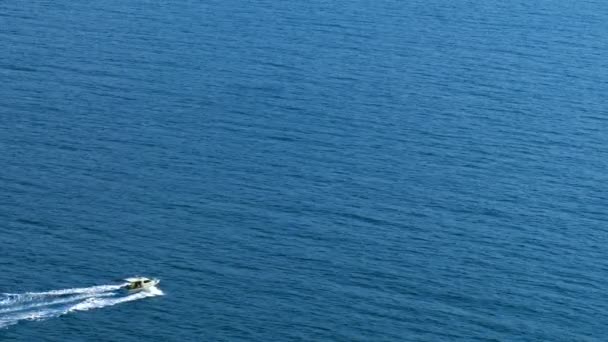 ボートは海、空撮に移動します。. — ストック動画