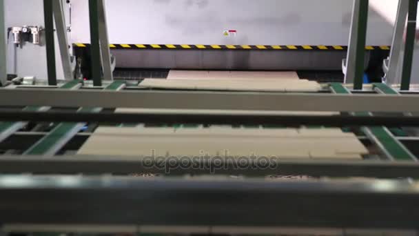 Fabrication de boîtes en carton . — Video