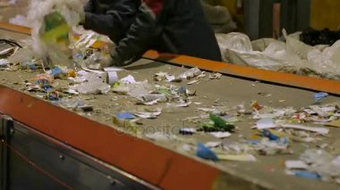 Ayıklayacaktır geri dönüştürülebilir çöp işçi.