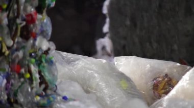 Fabrika işçileri geri dönüşüm.