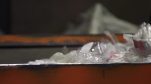 Recycling van fabrieksarbeiders. — Stockvideo