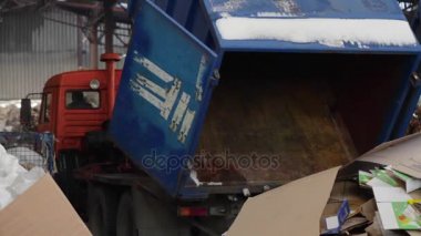 Kamyon atık kağıt getirdi