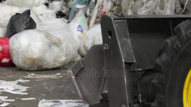 Fabrika işçileri geri dönüşüm.
