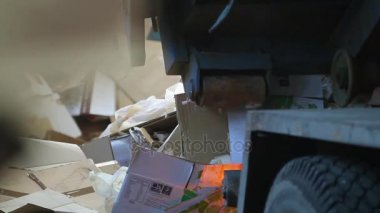 Kamyon atık kağıt getirdi