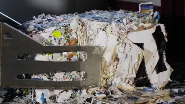 Grande fabbrica per il riciclaggio di carta e cartone . — Video Stock