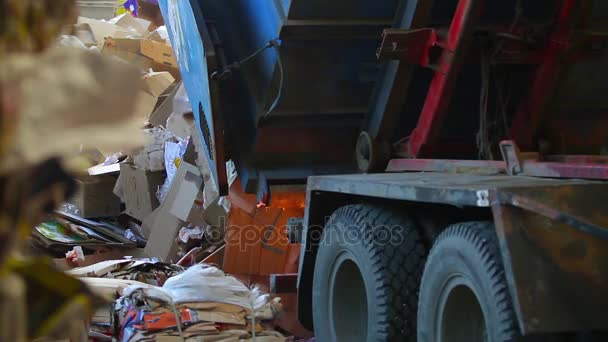 Náklaďák přinesl papírového odpadu — Stock video