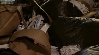 Atık kağıt fabrikasında büyük depo.