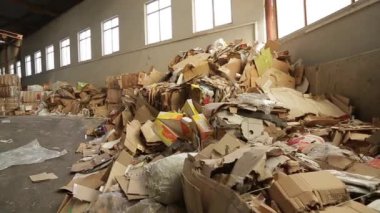 Atık kağıt fabrikasında büyük depo.