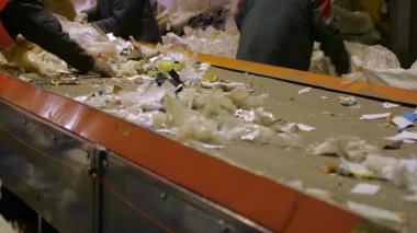Çöp sıralama konveyör işçi