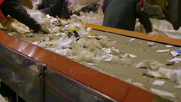 Werknemers op transportband vuilnis sorteren — Stockvideo