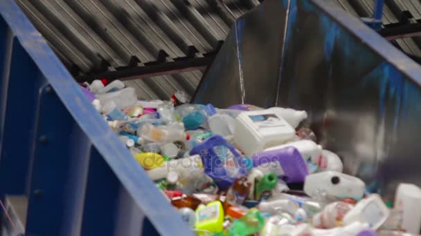 Plastové recyklace kontejneru drtič odpadu drtič — Stock video