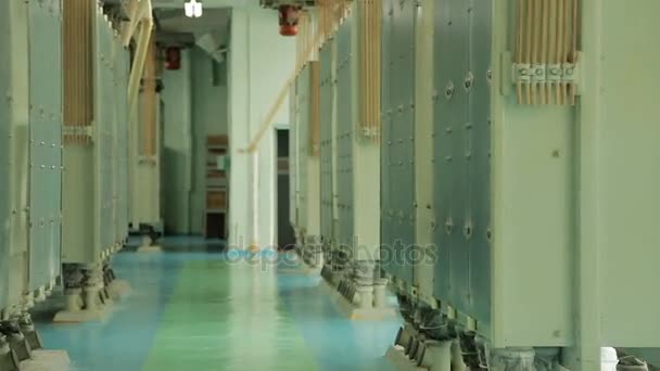 Werkplaats in de meelfabriek met versnipperingsapparatuur — Stockvideo