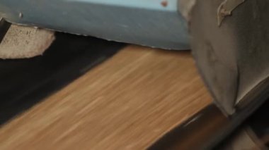 Tahıl taşıyıcı bant boyunca hareket eder.