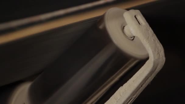 Le grain se déplace le long du tapis roulant.