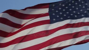 Amerikan bayrağı sallayarak yakın çekim.