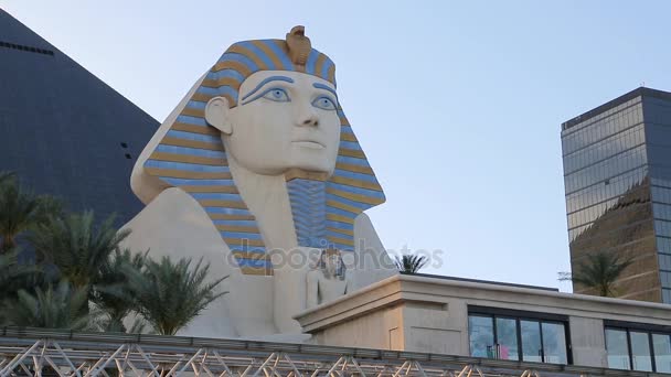 Monorail tåget över Luxor Hotel. — Stockvideo