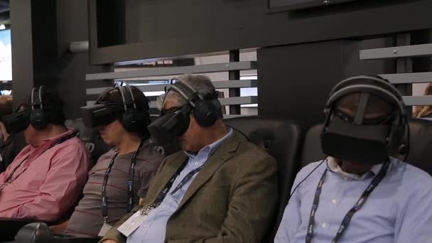 Hombres adultos usando auriculares Gear Virtual Reality — Vídeo de stock