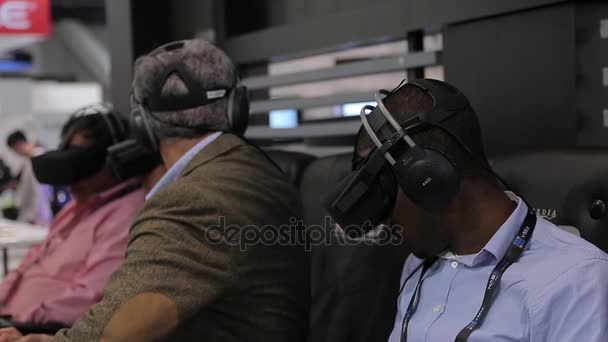 Dewasa mans menggunakan Gear Virtual Reality headset — Stok Video