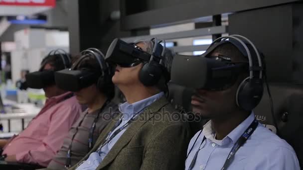 Felnőtt mans felszerelés virtuális valóság fejhallgatók használata — Stock videók