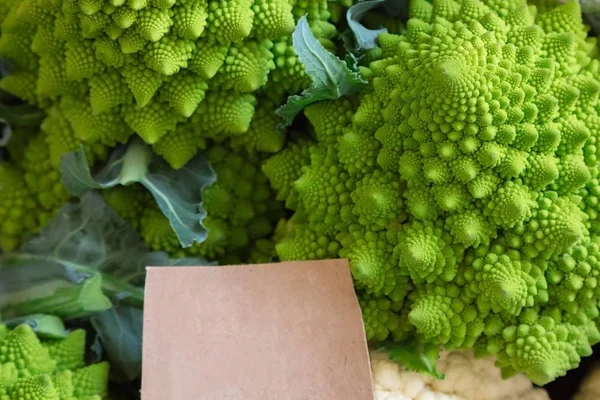 Romanesco brócoli en venta en un mercado — Foto de Stock