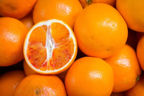 Bunch of fresh tangerines oranges on market — Stock Photo, Image