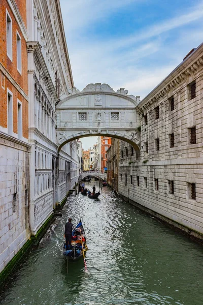 Vista del famoso Puente de los Suspiros en Venecia — Foto de Stock