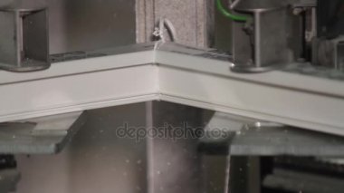 Kaynak plastik pencere üzerinde temizlik.