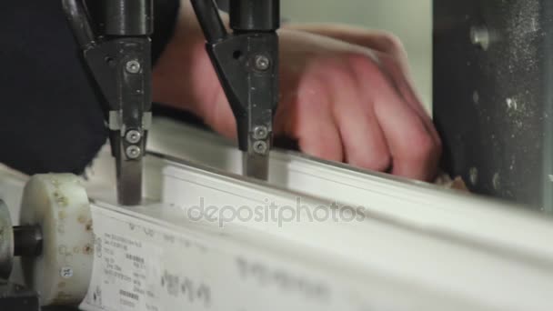 Fixation squelette métallique à l'intérieur profil en plastique .