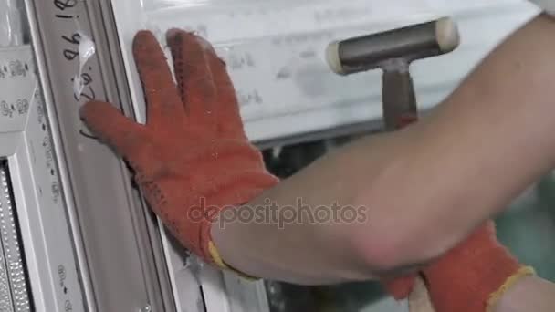 Worker fixes the glazing bead in plastic window — Stock Video