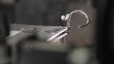 Kaynaklı dikişleri kırpma için makine.