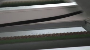 Çalışan bir lastik mastik plastik penceresine yükler.