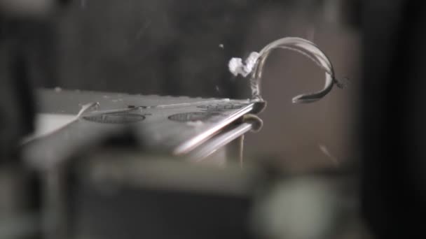 Машина для обрізання зварених швів . — стокове відео