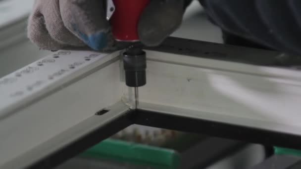Reiniging van lassen op een plastic venster. — Stockvideo