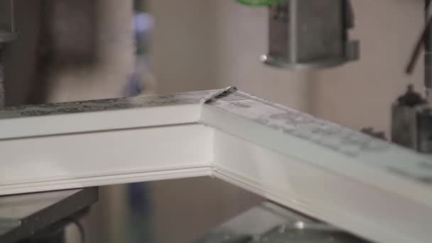 La macchina per tagliare le cuciture saldate . — Video Stock
