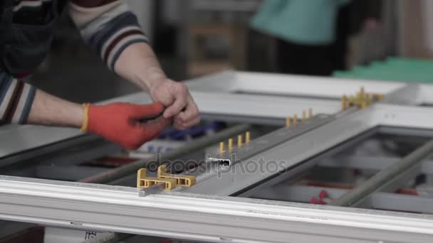 Технологія виробництва пластикових вікон. — стокове відео