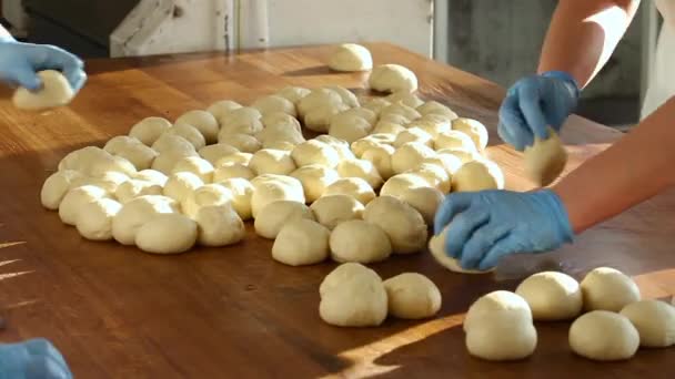 Panaderos cocinan bollos para hornear . — Vídeo de stock