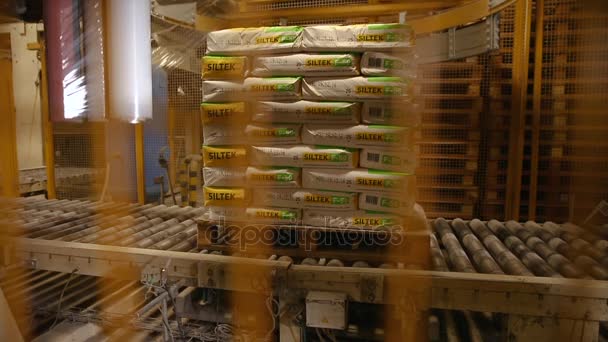 Verpackung von Säcken mit Zement in großen Stapeln — Stockvideo