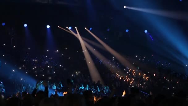 Sala de conciertos con espectadores. — Vídeo de stock