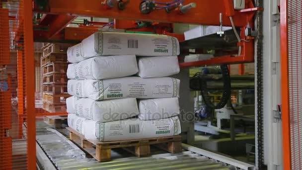 Automated process of stacking flour bags in stacks — Stock Video