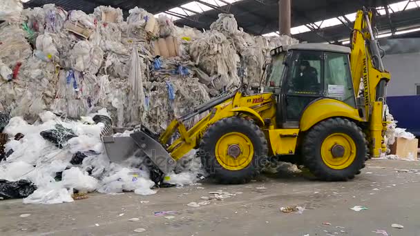 Großes Altpapierlager in einer Fabrik. — Stockvideo