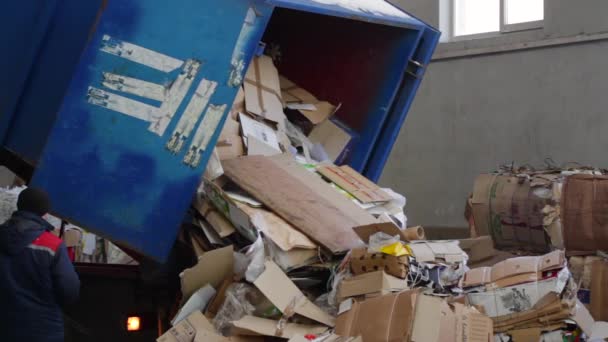 Teherautó hozta a papírhulladék — Stock videók