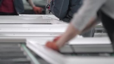 PVC kapıları ve pencereleri monte eden el işçisi.
