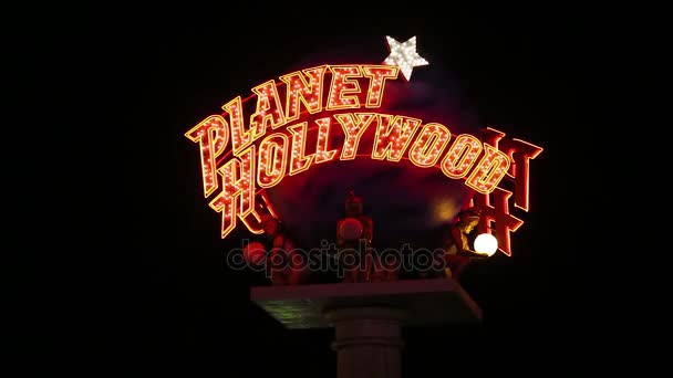 夜の惑星ハリウッド カジノ看板をクローズ アップ — ストック動画