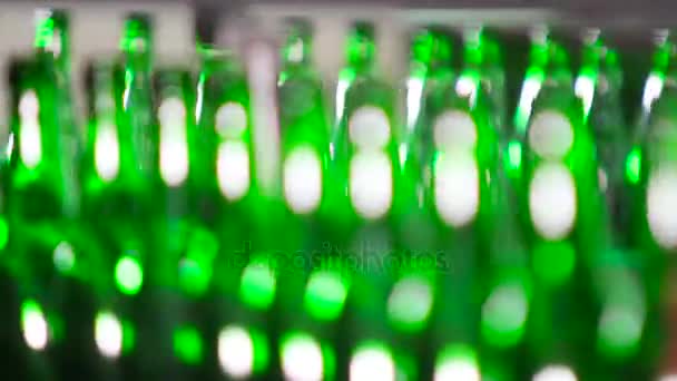 Flaschen mit grüner Farbe bewegen sich auf Förderband — Stockvideo