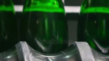 Boş yeşil şişe şampanya için